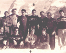 Foto di gruppo a Mürren, Vittorio è indicato dalla freccia in basso, alla sua sinistra Zeno Colò